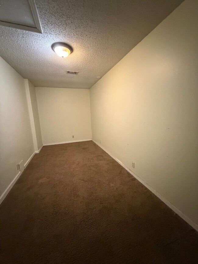 Building Photo - FOR RENT