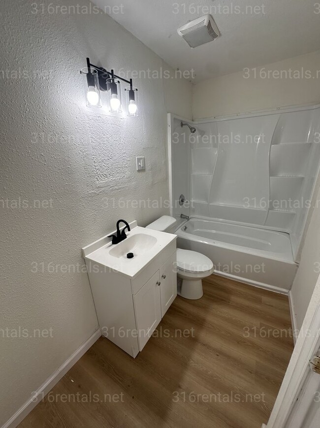 Building Photo - $925 - 3 bedroom/ 1 bathroom - Single Family Home