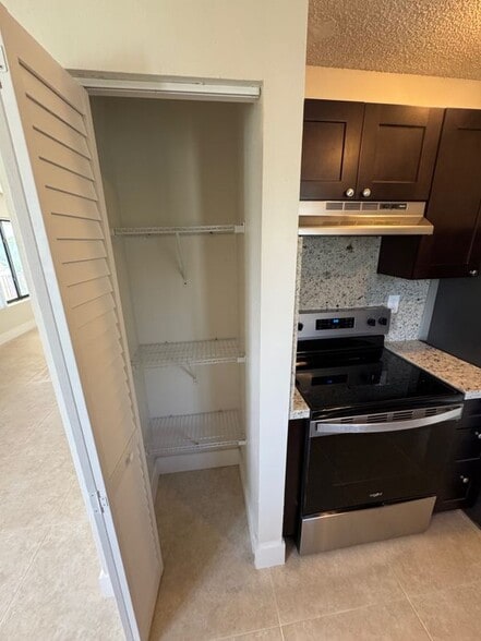 Building Photo - 1121 W River Dr