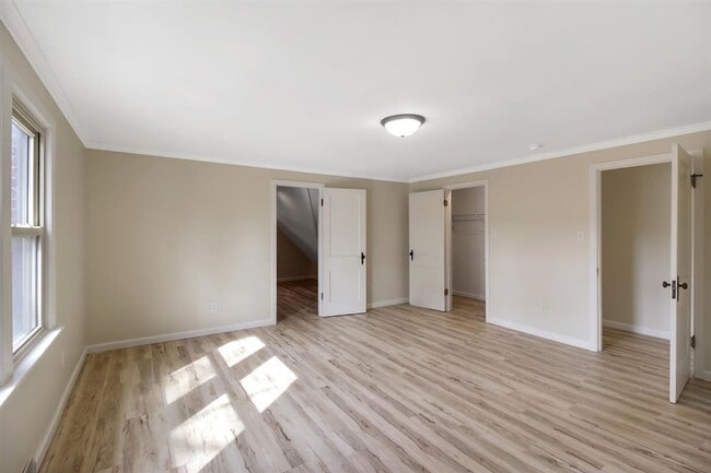 Building Photo - 5 bed, 3 bath updated home on Campus -  AVAILABLE AUGUST 2026
