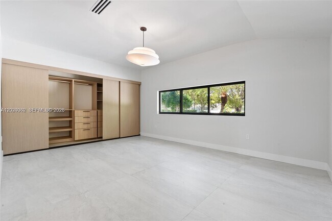 Building Photo - 550 S Shore Dr