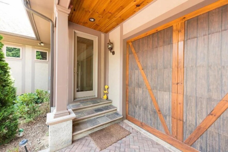 Building Photo - 244 S Plains Dr