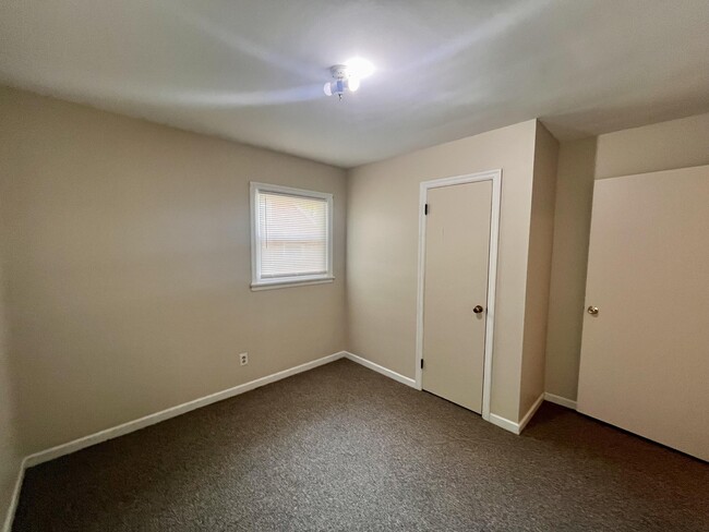 Building Photo - 181 St James Dr