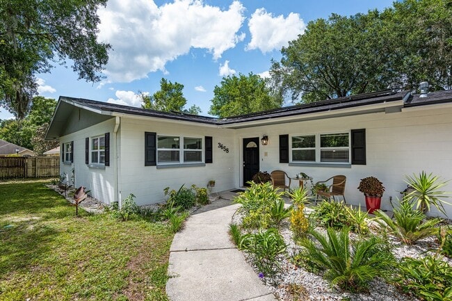 Primary Photo - Beautiful 4/3 home With Attached Mother In...