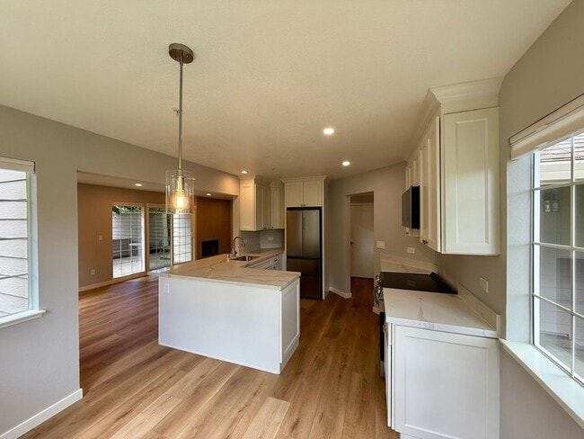 Building Photo - REMODELED FOUR BEDROOM / THREE BATH TOWNHOUSE IN COURTYARD AT PATRIDGE KNOLLS