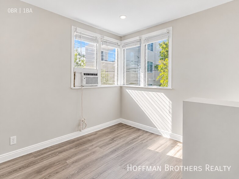 Building Photo - 425 N Oakhurst Dr