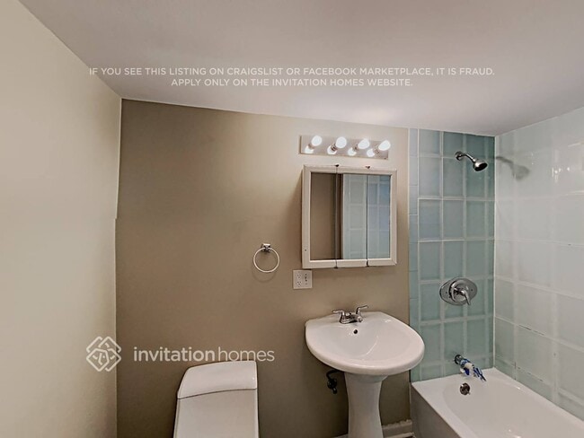 Building Photo - 4623 N Kilbourn Ave