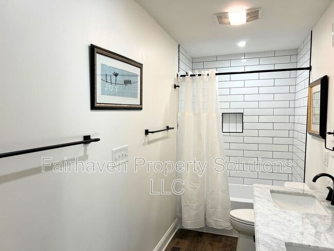 Building Photo - 2827 E 5th Ave