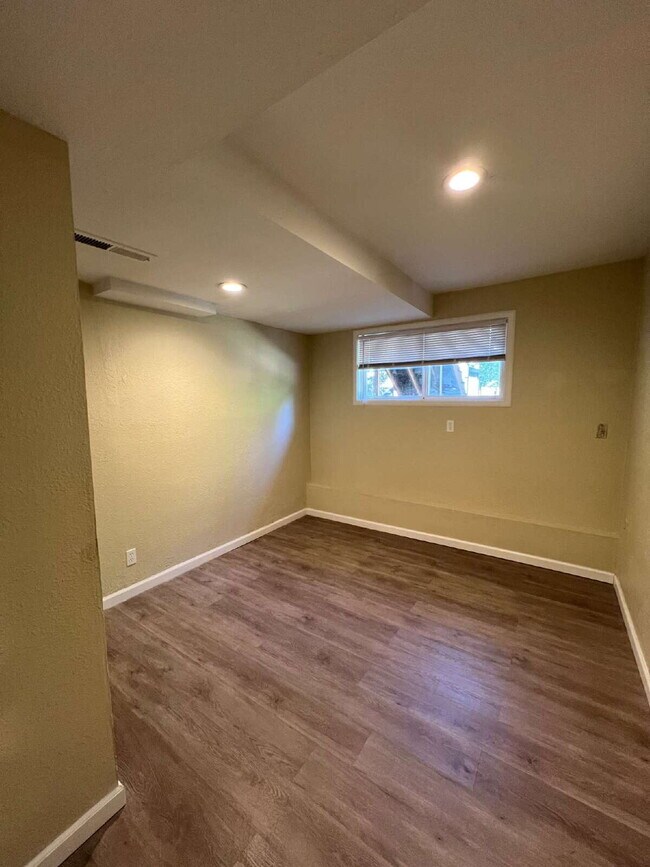 Building Photo - 5 Bedroom Home in Cul-de-sac AVAILABLE NOW!