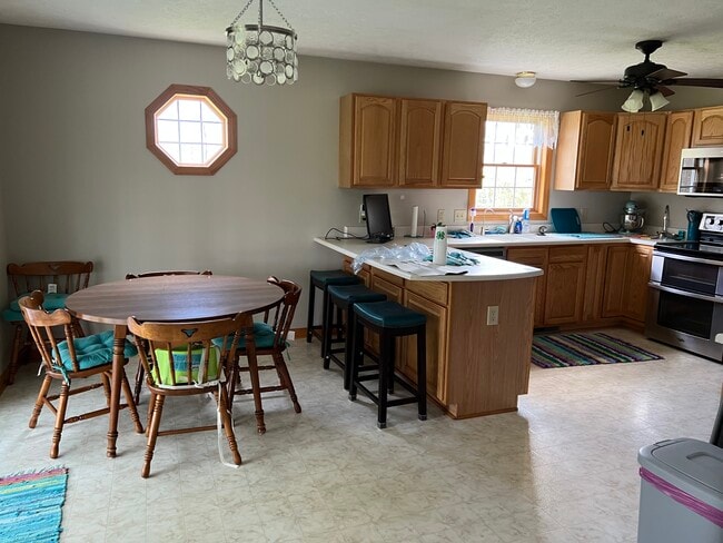 Kitchen and dinning room - 2546 OH-60