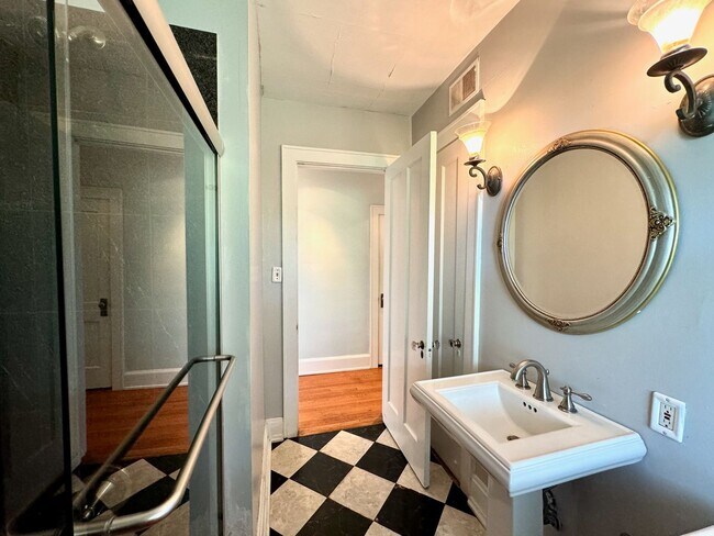 Building Photo - 505-507 W McMillan