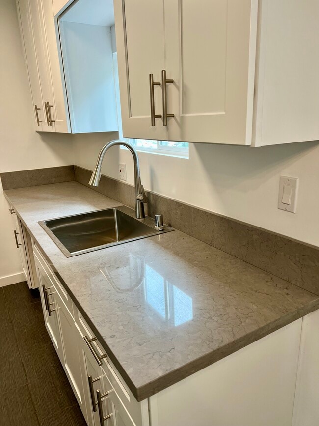 Kitchen - 3466 Glendon Ave
