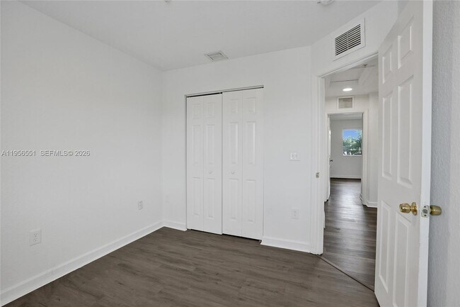 Building Photo - 5409 SW 41st St