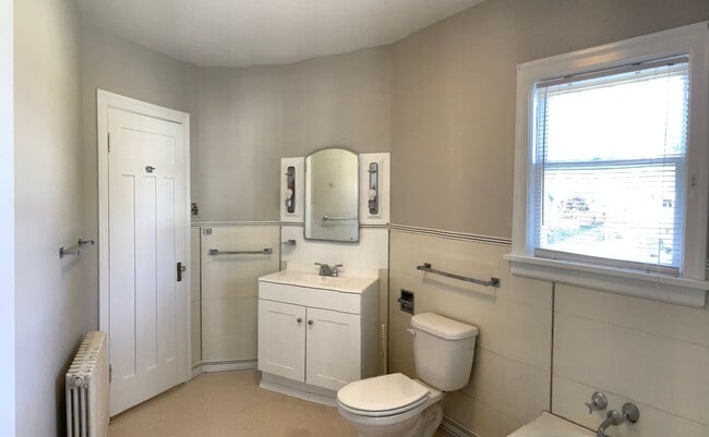 Building Photo - Large home/3bed 3 bath with bonus/office room just outside of PSNS and close to Bremerton Ferry