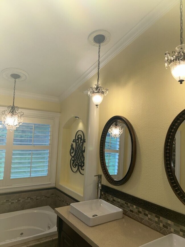 Building Photo - Gorgeous Home in Gated Community