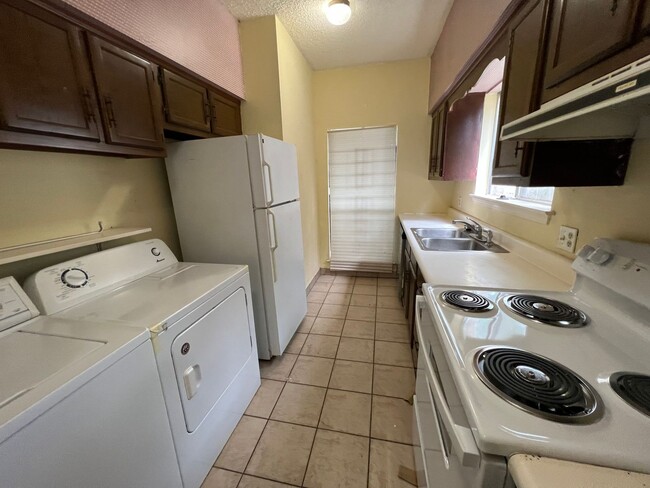 Building Photo - Must see 2 Bedroom Duplex off Brightside Dr. Close to LSU