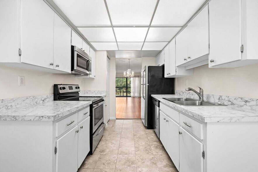 Building Photo - 2700 Cove Cay Dr