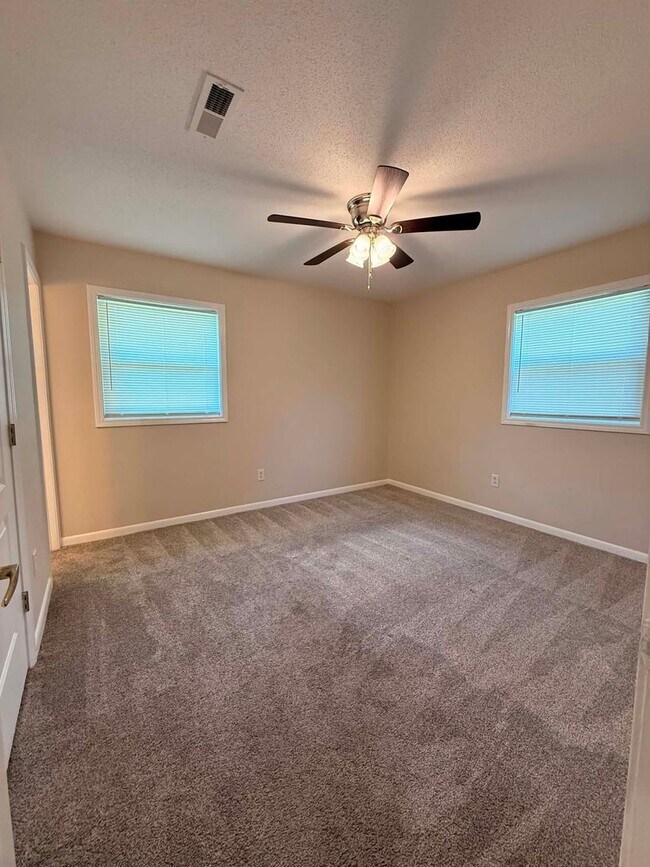 Building Photo - 104 Yellowleaf Dr