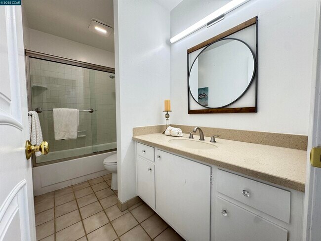 Building Photo - 2075 Ascot Dr