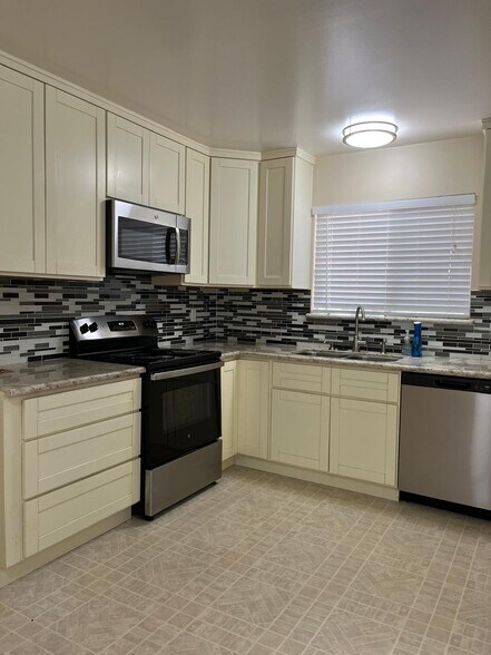 Building Photo - 5495 Taft Dr