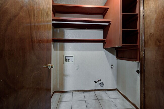 Building Photo - 2912 Edinburg Dr