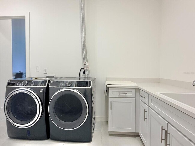 Building Photo - 920 N Osceola Ave