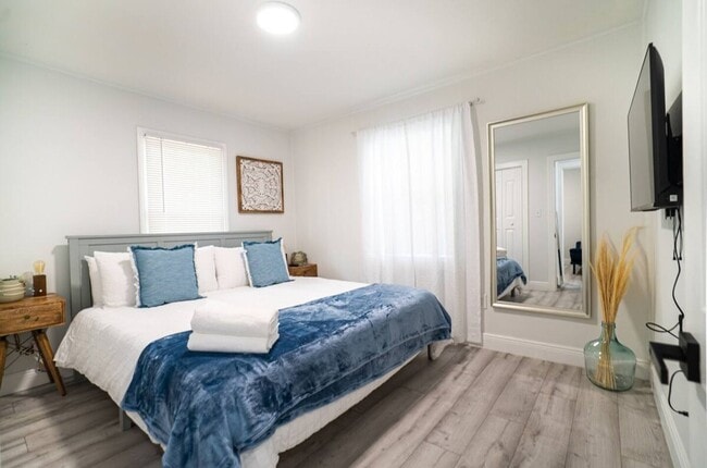 Building Photo - Homey Cozy Newly Renovated Stylish & chic