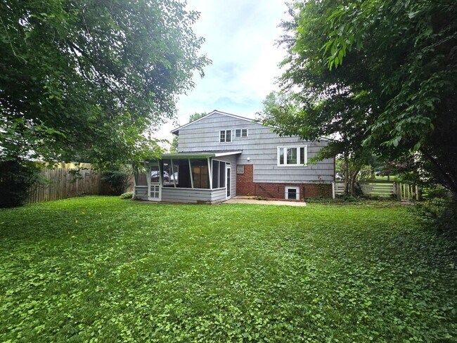 Building Photo - Updated 3BR, 2BA with Screened in Porch in Close in Rockville/Kensington!!