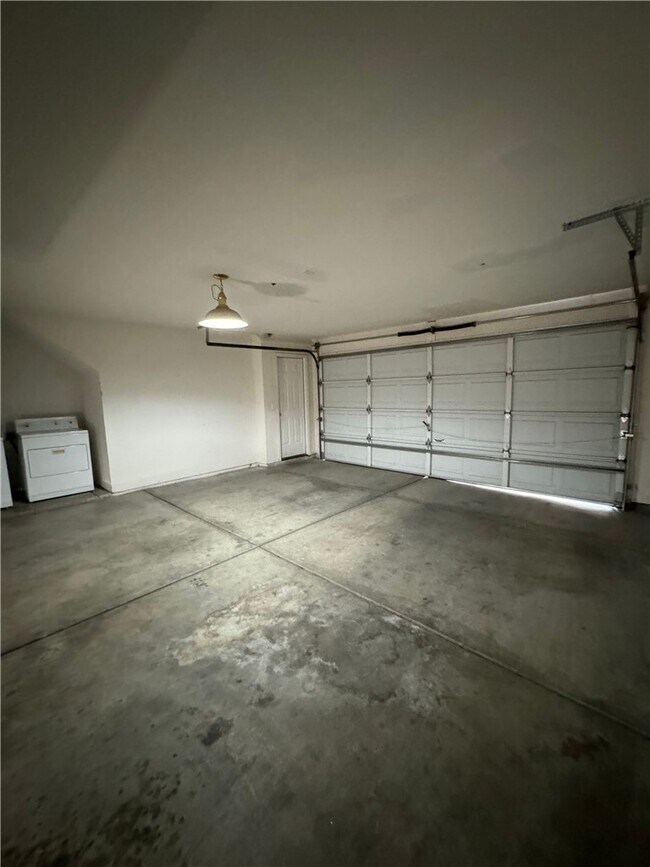 Building Photo - 331 Phyllis Dr