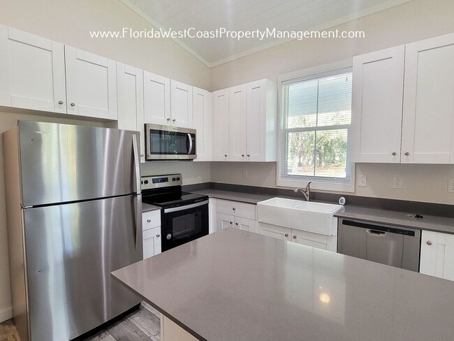 Building Photo - ADORABLE 2 BEDROOM COTTAGE! STAINLESS STEEL MOVE IN READY FOR FEBRUARY!