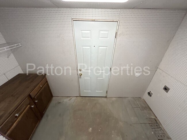 Building Photo - 999 Seminole Dr