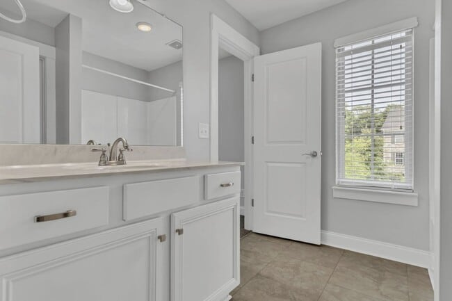 Building Photo - 4BR/3.5BA All-Brick Home Near Top Williams...