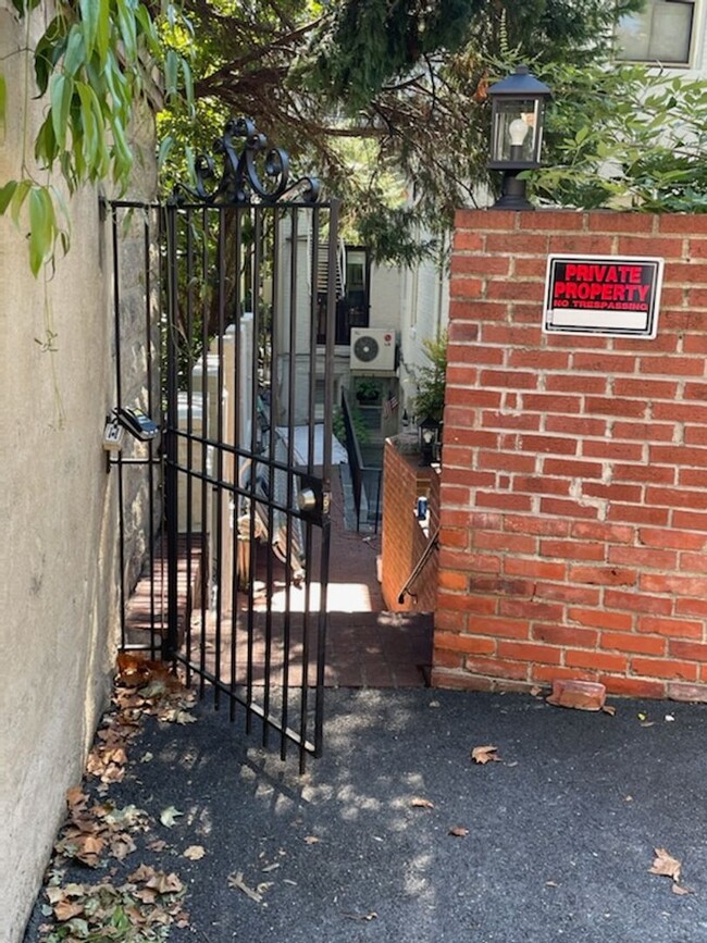 Building Photo - 1BR in Georgetown East Village WITH PARKIN...