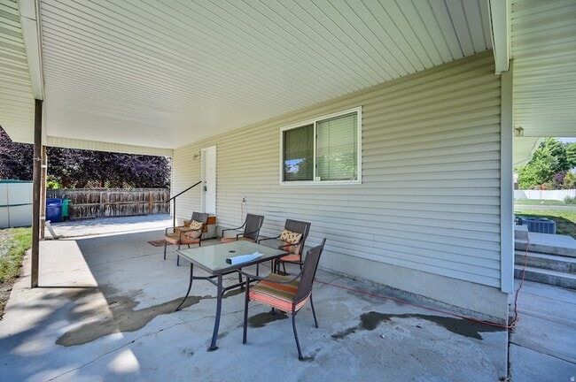 Building Photo - 916 Vics Rd