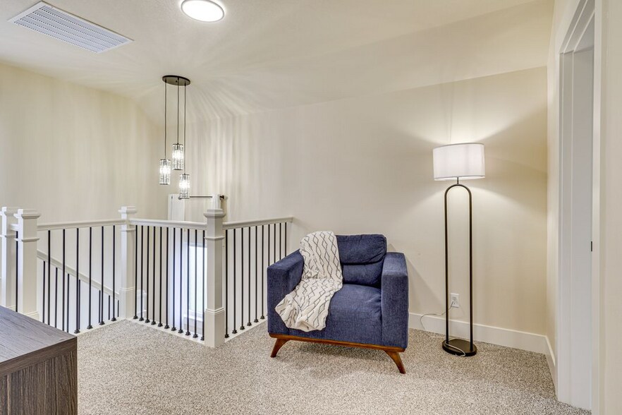 Building Photo - 275 Monmouth St