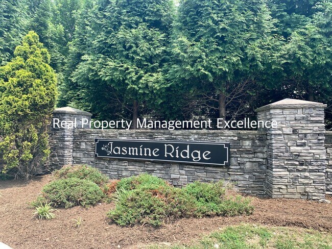 Building Photo - Beautiful 3 Bedroom Townhome in Raleigh ne...