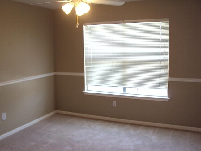 Building Photo - 7411 Village Lake Dr
