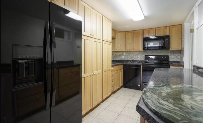 Building Photo - 3 Bedroom, 2 Bathroom Condo in Downtown!