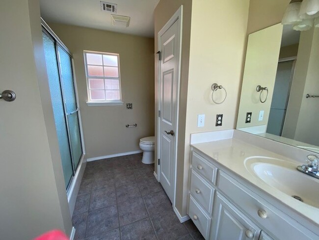Building Photo - 3 Bed, 2 Bath + Office | Jenks, OK | $2200...