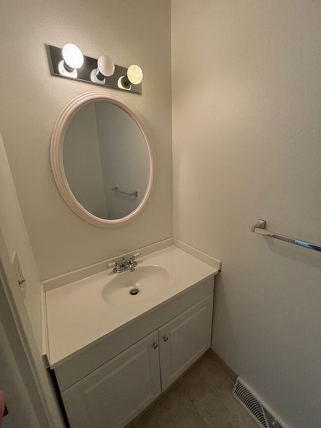 Building Photo - Updated 2 bd/3ba Townhome in Lakewood