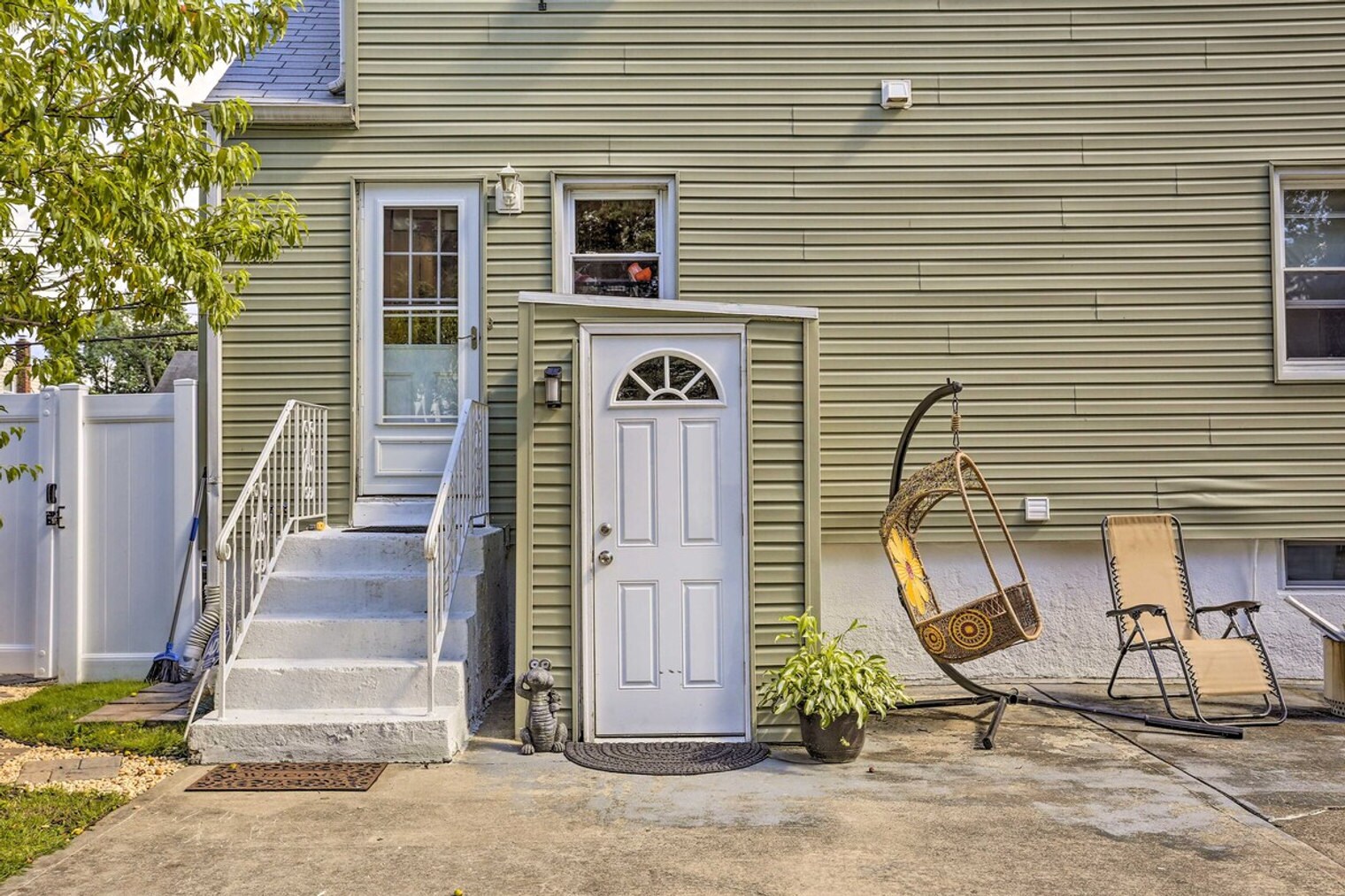 Building Photo - 79 Pehle Ave