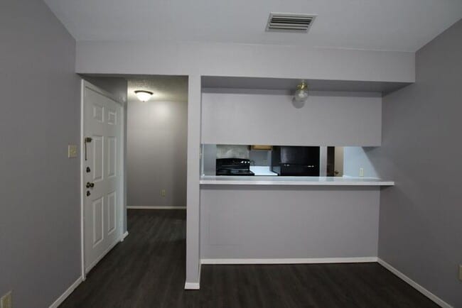 Building Photo - 1 Bed 1 Bath, Upstairs Apartment Unit at H...