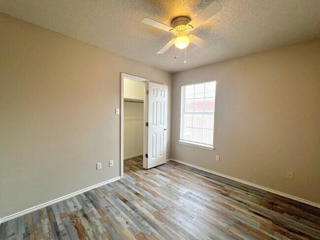 Building Photo - 3 Bedroom Duplex Located In Shadow Hills!
