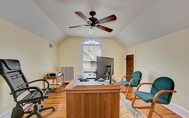 Building Photo - Sunny, Spacious, & Spectacular
