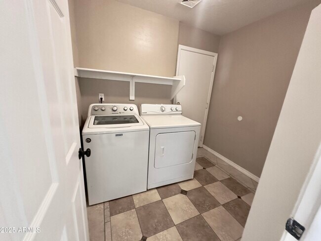Building Photo - 3435 E Longhorn Dr