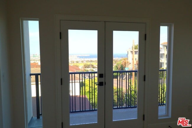 Building Photo - 778 W 25th St