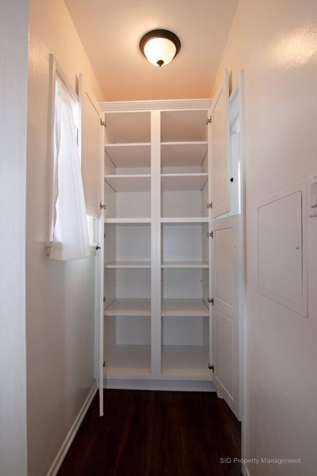 Building Photo - Sunset Drive, 4363-4377