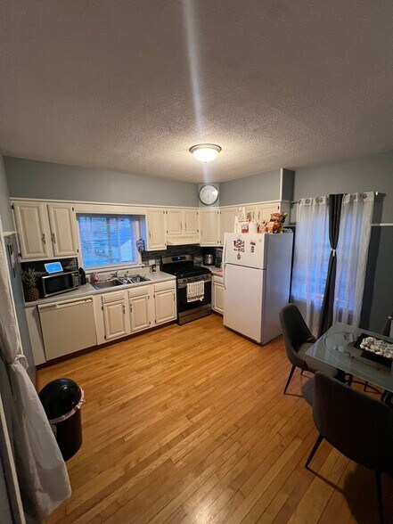 Building Photo - 31 Anthony St