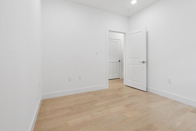 Building Photo - 131 Zabriskie St