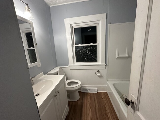 Building Photo - Cozy 3-Bed / 1-Bath Apartment in the Heart of Biddeford